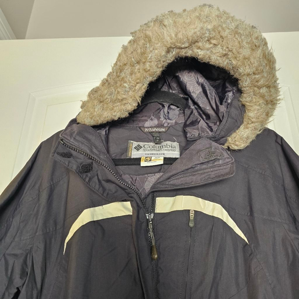 Columbia med lightweight black/cream winter jacket - Picture 3 of 12